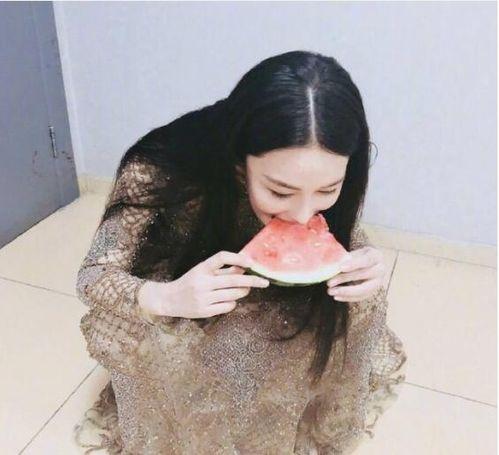 娱乐吃瓜酱穿搭视频,明星同款穿搭攻略